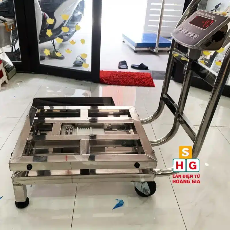 Cân Bàn Điện Tử Gắn Bánh Xe 500kg 8201 Japan - INOX 304 - Khung bàn 50x60cm - Cân điện tử Hoàng Gia | Uy tín 10+ năm, Uy Tín, Giá Tốt Thiết kế khung inox 304 vuông cân bàn điện tử gắn bánh xe